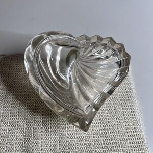 Unmarked Clear Pressed Glass Heart Ashtray Swirl Decorative Dish‎ Small Trinket
